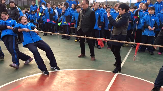 慈溪市卫前初级中学初一女生拔河比赛冠亚军之战