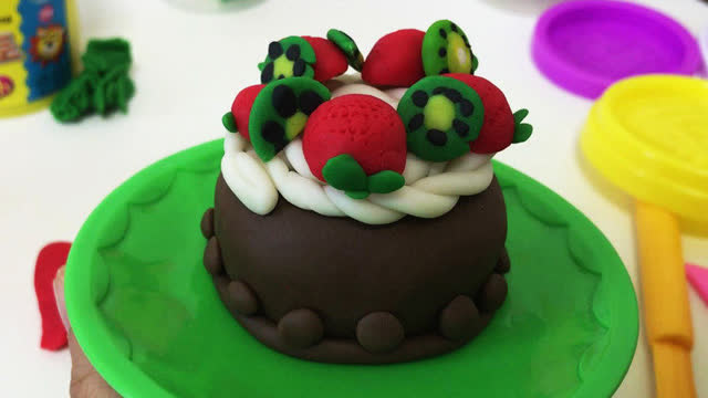 玩具视频橡皮泥手工制作巧克力水果蛋糕 亲子游戏