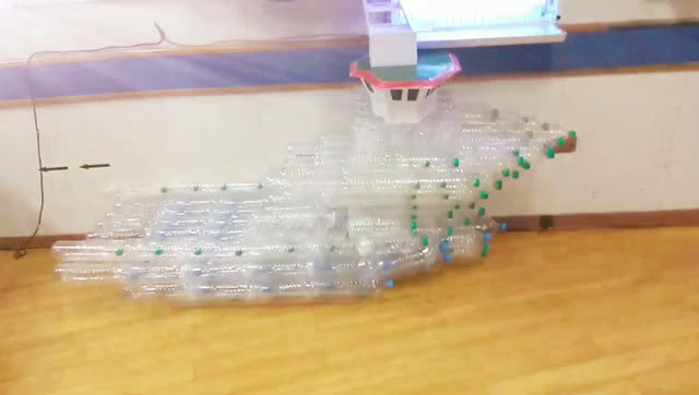 用矿泉水瓶做的船,有趣