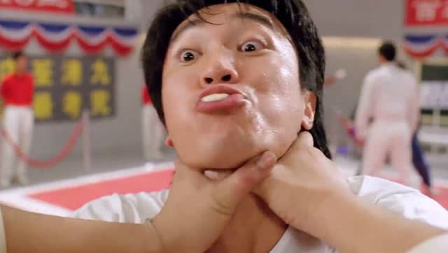 周星驰参加格斗比赛,被对方掐住脖子,使出了绝招