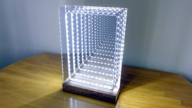 用两面镜子创造出的"无限"空间,这是时空隧道吗?