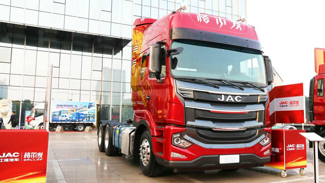 大家都很忙,30秒看懂江淮格尔发全新a5牵引车