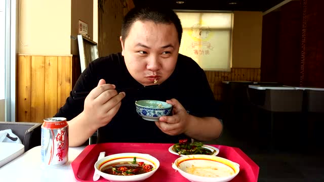 农村大表哥中国吃播大胃王吃货,西红柿炒鸡蛋,回锅肉,炮轰王评美食