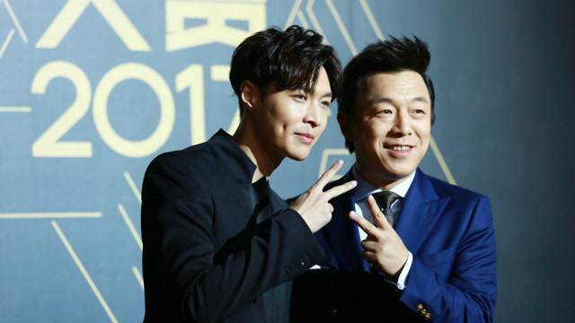 有点尴尬,黄渤张艺兴合影,粉丝却直呼黄渤好帅!