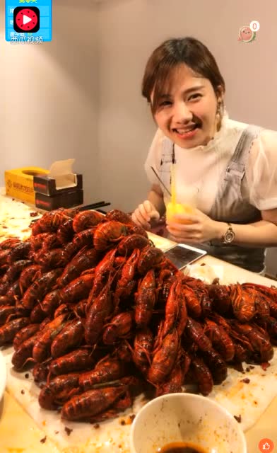 密子君吃龙虾,密子君妈妈说她在这样就没人会要的