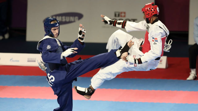 精彩跆拳道ko瞬间,一脚被踢飞