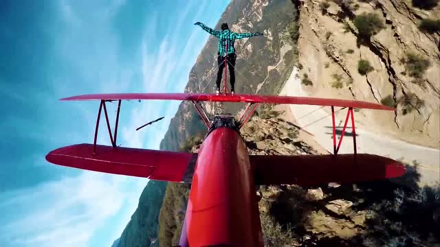wing walker从飞机上跳起来,表演空中特技,逆天了