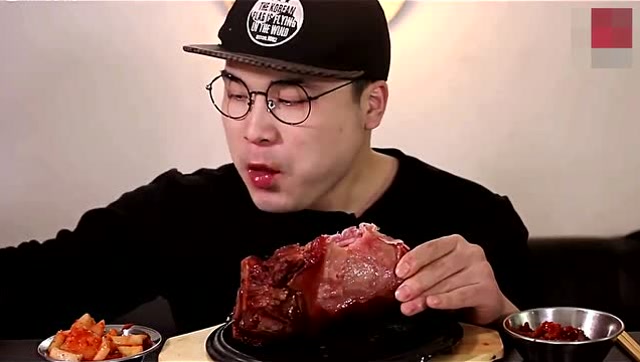 大胃王豪放哥啃整个肘子,这样吃肉的感觉超爽