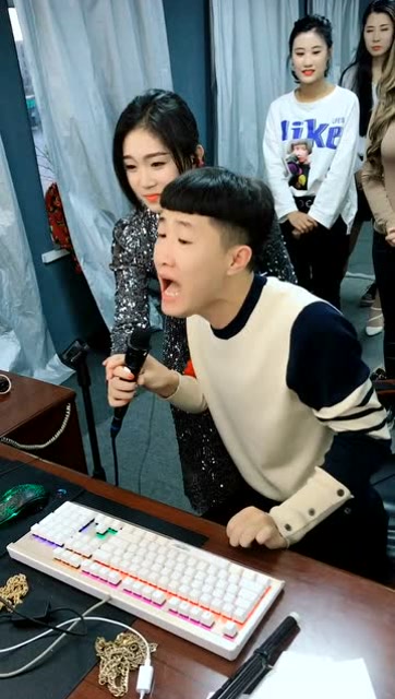 网红张二嫂来了,唱起东北二人转,真是太搞笑了
