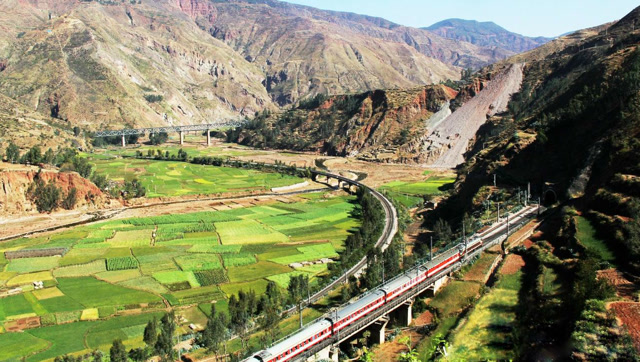 壮观的成昆铁路法拉展线火车盘旋下山两层铁路近在咫尺