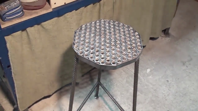 牛人用了100多个螺母做凳子,金属感十足,看着都霸气