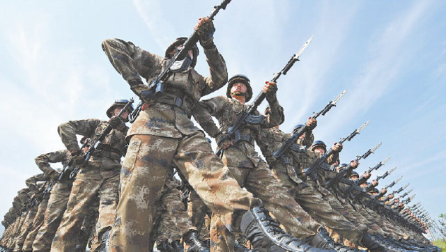 解放军历届阅兵的劈枪瞬间 哪个最完美呢