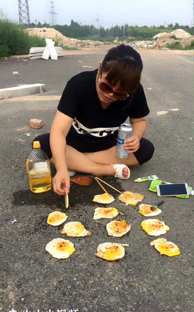 姑娘用40度高温天气在马路上煎起荷包蛋,这技术你服不服