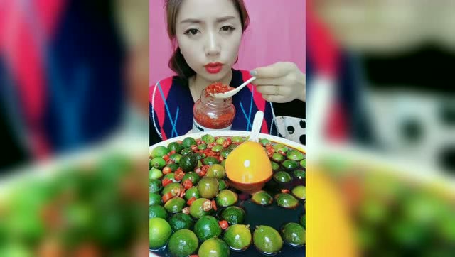 美女吃金桔配辣椒酱,那酸爽的感觉太棒了