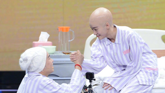 张雪迎光头造型与彭昱畅动情演绎《滚蛋吧,肿瘤君》,很赞很戳心!