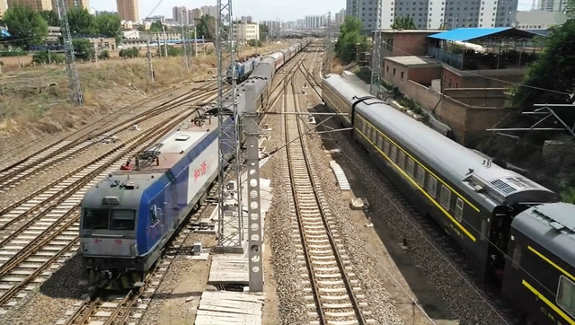 两列火车同出大同站!z7805次去太原k1277次去包头