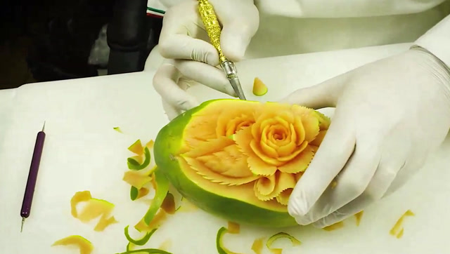 外国厨师在水果和肥皂上面雕花,看看技术有没有我们的厉害