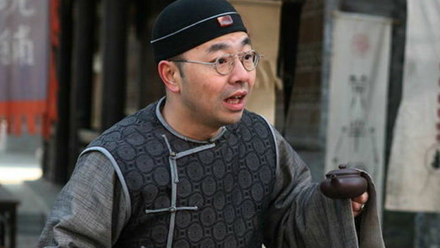 刘仪伟饰演的黄半仙,还真会招揽生意,几句话就把姑娘说动心了