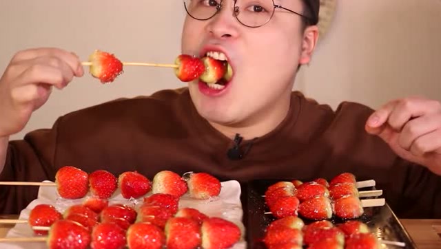 韩国大胃王胖哥一大口狂吃草莓冰糖葫芦 ,一口能吃三串