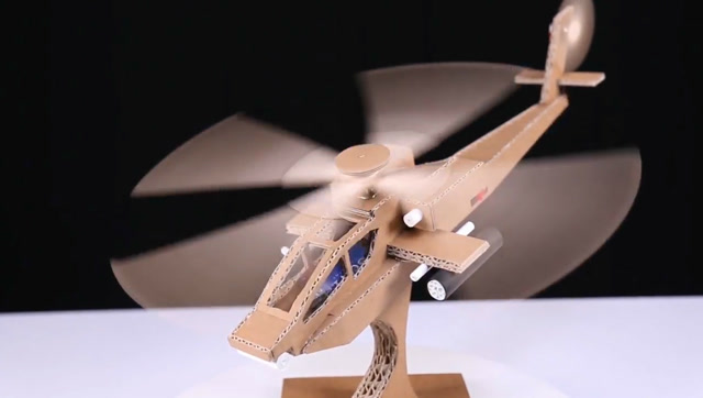 牛人用硬纸板制作一架直升飞机模型太酷了这动手能力爆棚啦