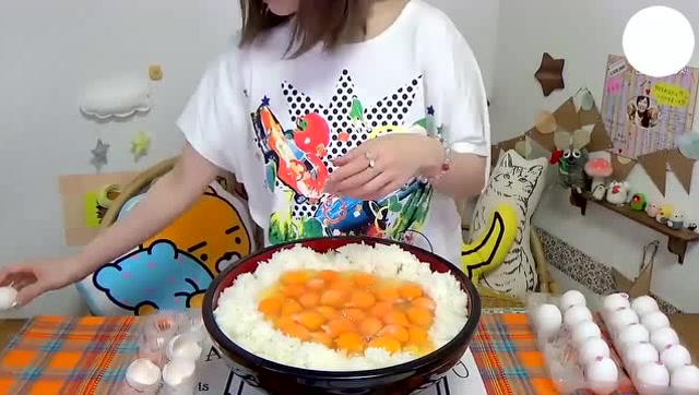 日本美女大胃王一个人生吃60个生鸡蛋和12斤大米饭!我的天!