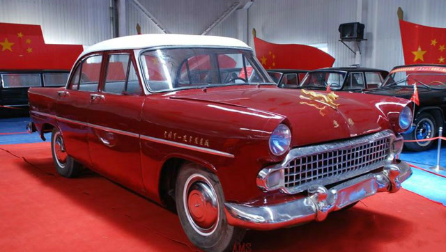 我国第一辆轿车:红旗车的祖宗,金龙镶身超霸气,配奔驰发动机!