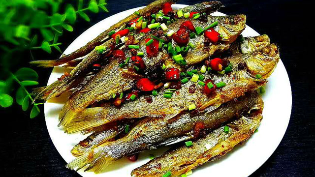 干煸刁子鱼这样做,麻辣焦香,外酥里软,回味悠长!