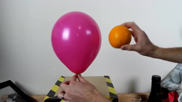 科学实验:如果膨胀的气球遇上橘子皮,会发生什么情况