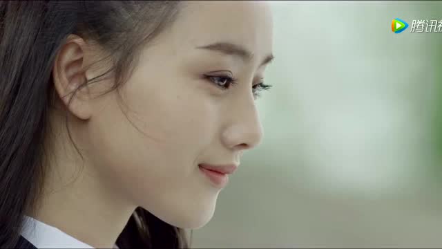 《班长大人2》廖丹奕缓缓走来,坐在关心怡的身边