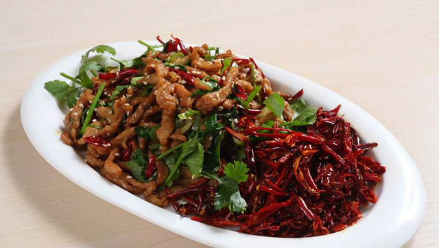 东北人最爱香辣肉丝,色香味俱全,简单易做,营养美味非常的下饭