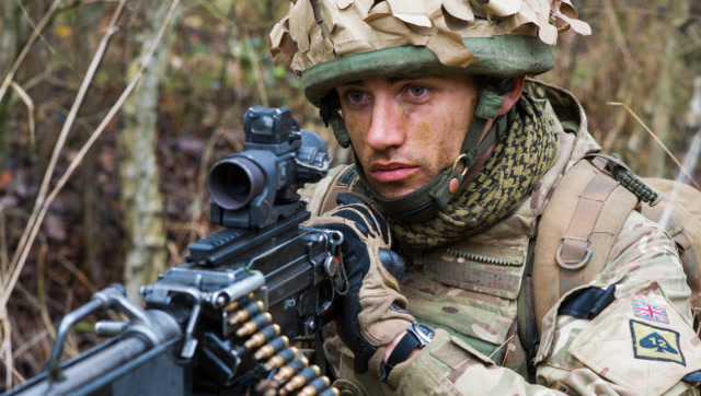 一个士兵在战场上为何敢舍命一战?看看英国军队就明白了