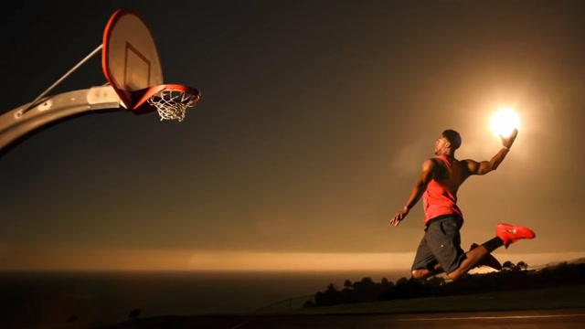 手托夕阳扣篮!不是电脑特效,这是浓眉哥实景拍摄