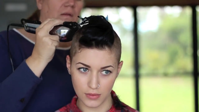 妹纸参加闺蜜派对,特意将两边头发剃光后,看着个性又帅气!