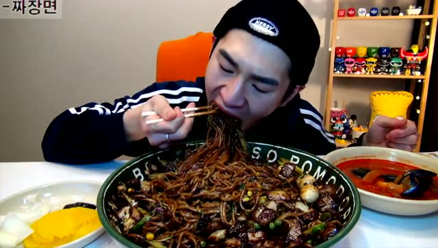 奔驰小哥 吃一大盆 炸酱面