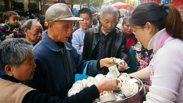 稀奇,买馒头还得排队,11笼6分钟卖光!网友:要幸福就要奋斗!