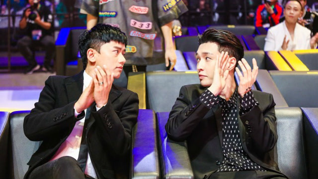 《东方风云榜》颁奖典礼,张杰和张艺兴在台下热聊不停!