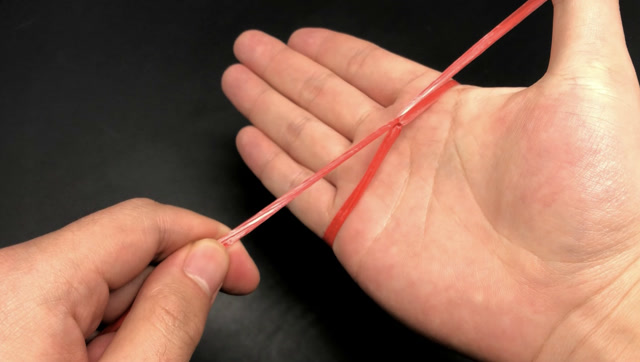 教你一个徒手切断绳子的方法,家家户户都能用到,比用剪刀还快