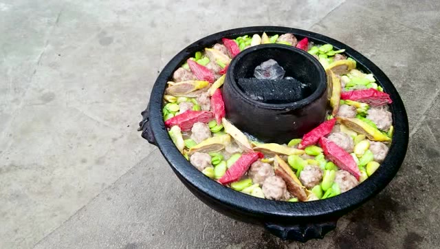 腾冲特色美食土锅子!