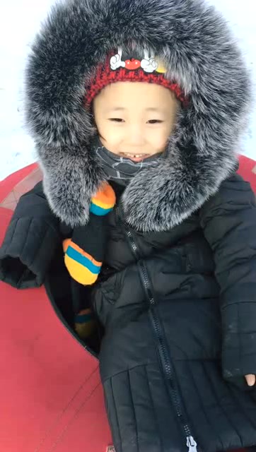 搞怪的东北妞:何依诺和爸爸玩冰爬犁,高兴坏了