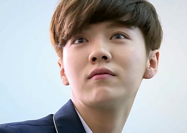 鹿晗弹钢琴,引同学们尖叫