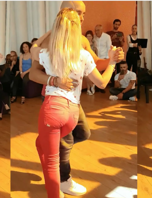 这个教练每次都是带漂亮的妹子跳基宗巴舞,真是羡慕这样的美女