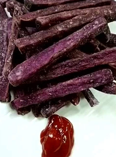 彤彤爱美食:炸紫薯条比炸薯条更好吃,家人们都爱吃!