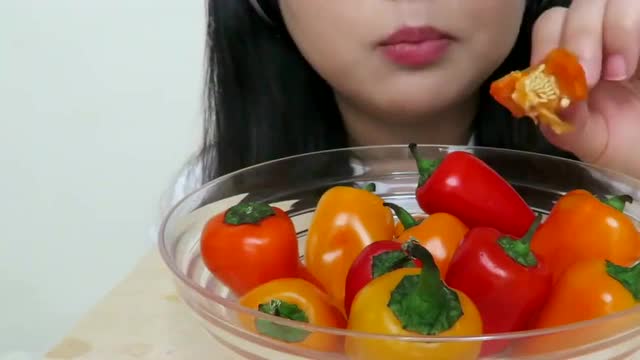 女孩生吃辣椒,发出的咀嚼声很好听,难道她吃的辣椒就不辣吗