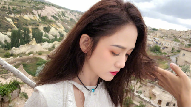 陈乔恩土耳其度假晒美景 秀精致侧颜皮肤吹弹可破