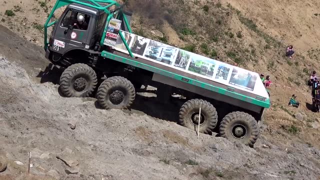 勇气可嘉!强悍的8驱越野卡车挑战极限