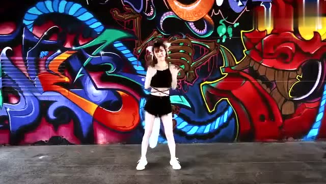 美女蹦迪舞《bboombboom》跳着跳着突然露出了狐狸尾巴