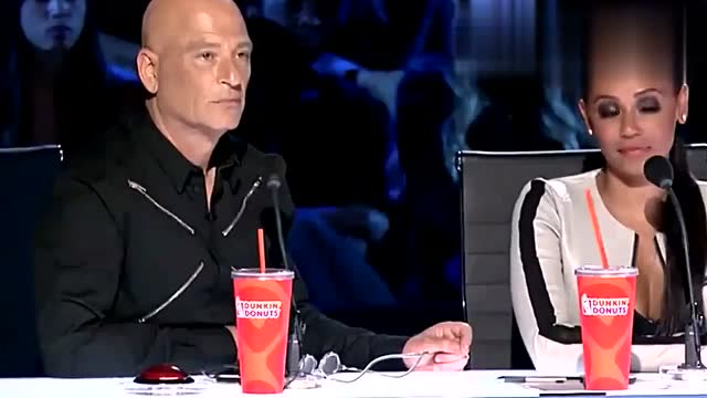 美国达人秀:小伙表演的这个魔术,四个评委这是什么表情?