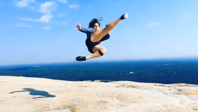 炫酷!民间女高手腿法出色 轻松做出腾空飞踢