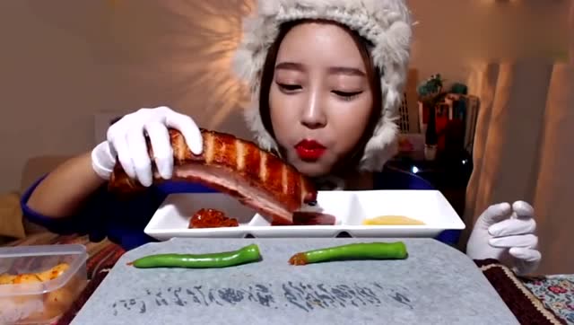 大胃王吃播:韩国欧尼吃大块熏五花肉,直接抓着大口啃!