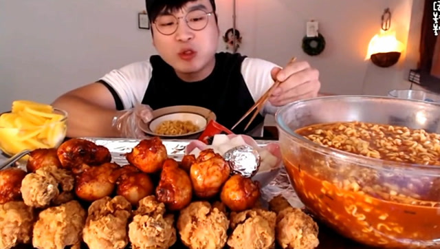 韩国吃播:小胖子吃东西太厉害,几分钟一大堆鸡腿一盆面消灭干净!